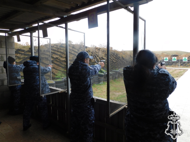 К Дню вневедомственной охраны турнир по стрельбе провели росгвардейцы в Калмыкии