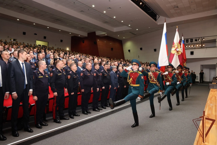 Заместитель директора росгвардии Василий Сонин вручил государственные и ведомственные награды сотрудникам вневедомственной охраны в день профессионального праздника