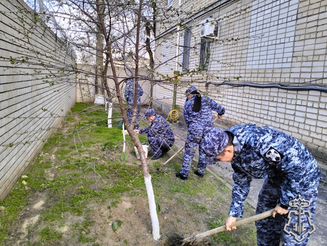 Росгвардейцы присоединились к общегородскому субботнику в Элисте