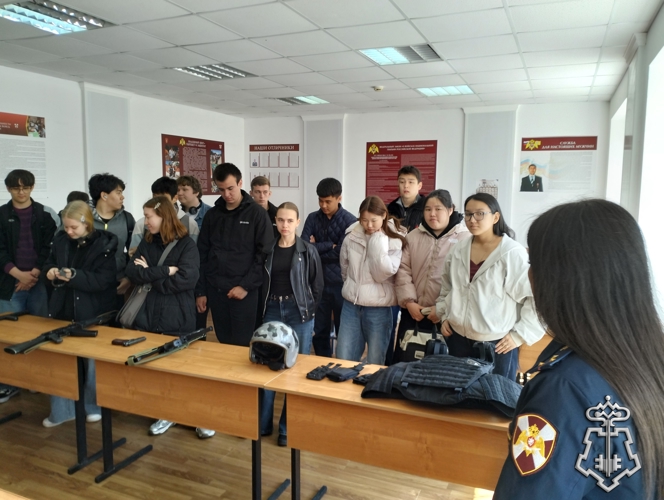 Росгвардейцы провели познавательное мероприятие для старшеклассников в Калмыкии