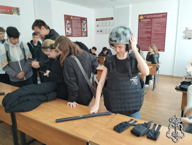 Росгвардейцы провели познавательное мероприятие для старшеклассников в Калмыкии
