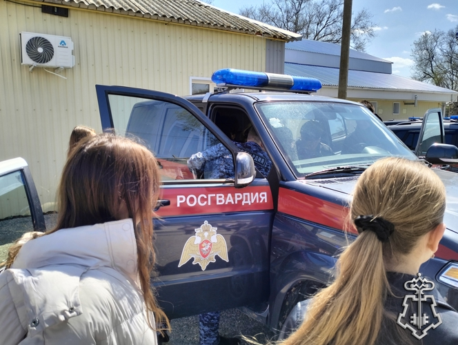 Росгвардейцы провели познавательное мероприятие для старшеклассников в Калмыкии